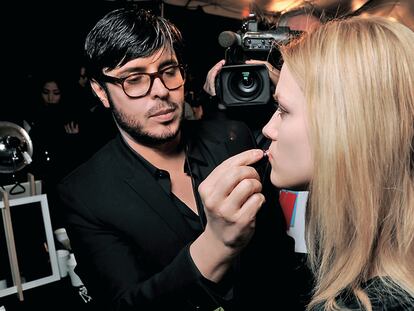 El maquillador François Nars trabajando en la última semana de la moda de Nueva York