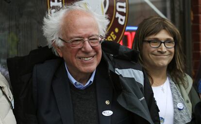 El senador demócrata Bernie Sanders posa con la candidata Christine Hallquist en el Ayuntamiento de Saint Albans, Vermont, el 6 de noviembre de 2018.