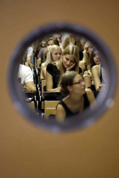 Estudiantes en un aula de la Universidad Complutense.