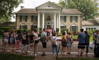 Fãs fazem fila para visitar a casa de Elvis Presley em Memphis, nesta quarta-feira, 16 de agosto, quando completa 40 anos da morte do músico.