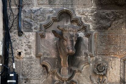 Detalle de la cabeza de una vaca en el edificio del número 141 en la carretera de Sants, de Barcelona.