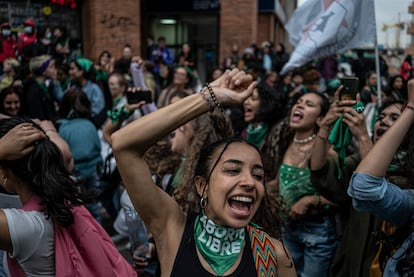 Manifestantes gritan consignas y favor del aborto durante el inicio de la marcha.