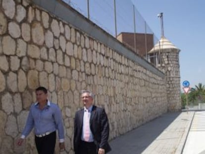 El director general de Servicios Penitenciarios de la Generalitat, , Xavier Martorell y el director de la cárcel de Tarragona, Romero caminan por la zona de la fuga de dos presos de dicha prisión.