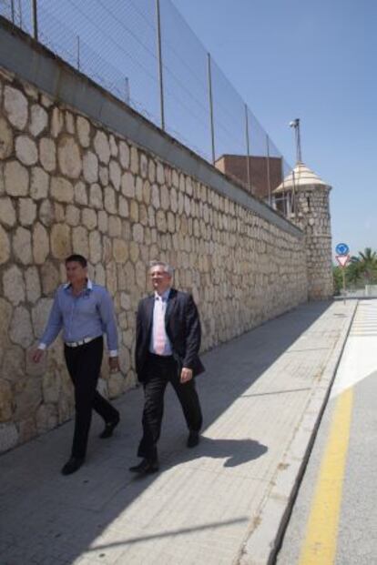 El director general de Servicios Penitenciarios de la Generalitat, , Xavier Martorell y el director de la cárcel de Tarragona, Romero caminan por la zona de la fuga de dos presos de dicha prisión.