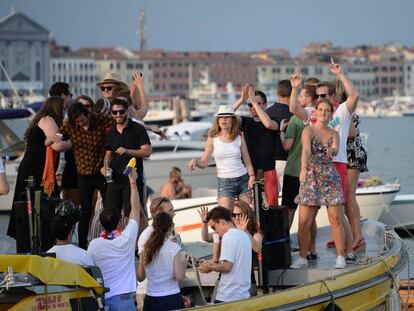 Turistas dançam em um barco, em Veneza, no dia 14 de julho de 2018.