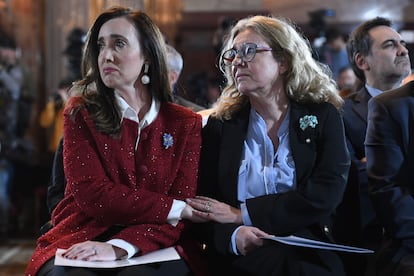 Victoria Villarruel vicepresidenta argentina y Claudia Rucci directora del Observatorio de Derechos Humanos del Senado, en el Homenaje a las Víctimas del Terrorismo, en el Senado de la Nación en Buenos Aires, Argentina. El 27 de agosto de 2024.