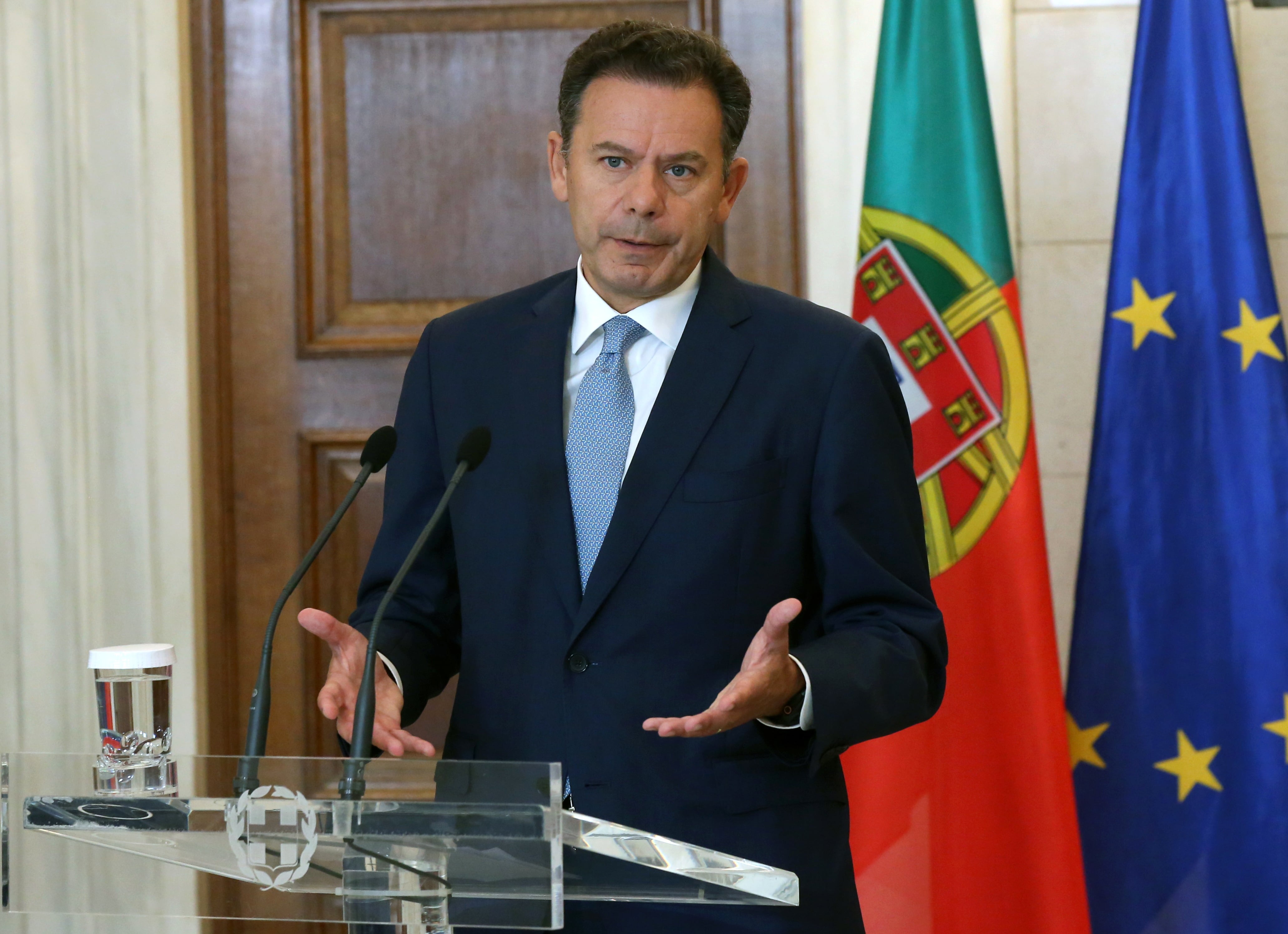 El verano al rojo vivo de Luís Montenegro al frente del Gobierno de Portugal