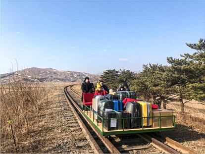 Una imagen hecha pública el 25 de febrero de 2021 por las autoridades rusas muestra a un grupo de diplomáticos de ese país abandonando Corea del Norte por las vías del tren.