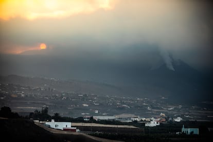 Amanecer del volcán de Cumbre Vieja con la nube de ceniza, desde la montaña de Triana, en Los Llanos de Aridane, a 3 de noviembre de 2021.