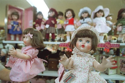 Los fabricantes de muñecas se han reconvertido hacia otros productos peor que otras jugueteras.