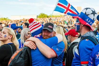 Aficionados islandeses en Reikiavik, durante el partido de cuartos de su selecci&oacute;n en la Eurocopa.