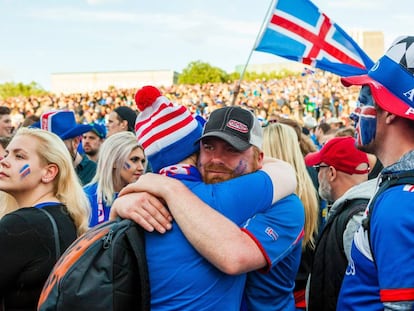 Aficionados islandeses en Reikiavik, durante el partido de cuartos de su selecci&oacute;n en la Eurocopa.