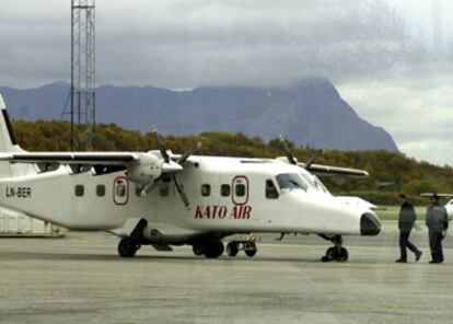 El Dornier 228 de Kato Airline después de haber tomado tierra en el aeropuerto de Bodoe.