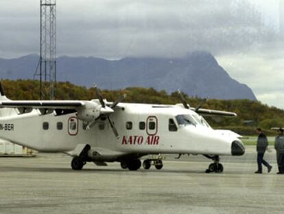 El Dornier 228 de Kato Airline después de haber tomado tierra en el aeropuerto de Bodoe.