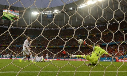 Arjen Robben anota un gol a Casillas durante el partido entre España y los países bajos en Salvador