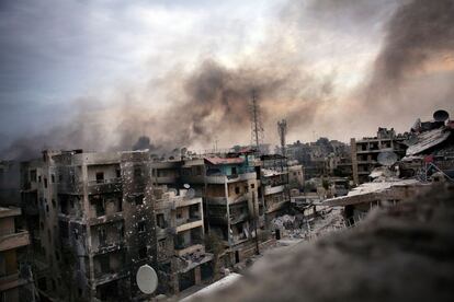 Serie 'En medio del infierno. La población civil siria en guerra'. Visión general de los edificios destruidos en el distrito Saif al Dawle, Aleppo (Siria).