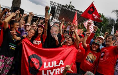 Seguidores de Lula da Silva, en el mitin organizado en las afueras de la sede de la Policía Federal.
