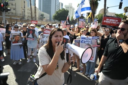 Familiares de los rehenes israelíes bloqueaban la carretera a modo de protesta en Tel Aviv. Pedían su regreso seguro, antes de la reunión del secretario de Estado estadounidense, Anthony Blinken, con el primer ministro de Israel, Benjamín Netanyahu, este viernes.