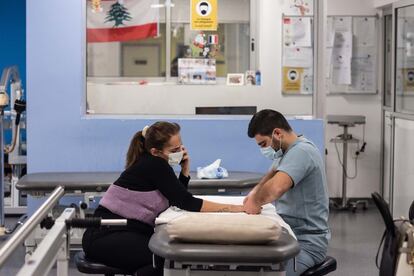 Mirna Habbouch, durante las sesiones de rehabilitación en el hospital Hôtel Dieu de Beirut el pasado miércoles.