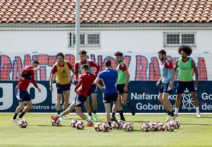 Los jugadores de Osasuna, durante un entrenamiento en Tajonar.