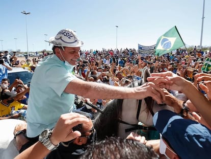 Cientos de personas reciben al el presidente de Brasil, Jair Bolsonaro, en la ciudad de Sao Raimundo Nonato, en su primer viaje dentro del país desde que se recuperó de la covid-19.