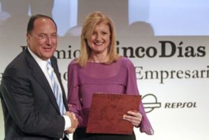 Carlos Moro, presidente de Matarromera, recibe el premio de manos de Arianna Huffington.