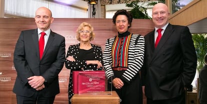 La alcaldesa de Madrid, Manuela Carmena, y la responsable de Cultura de la Comunidad, Anunciada Fern&aacute;ndez de C&oacute;rdoba, junto a los ejecutivos de NH, Ram&oacute;n Aragon&eacute;s y Hugo Rovira, en la presentaci&oacute;n del NH Collection Suecia.