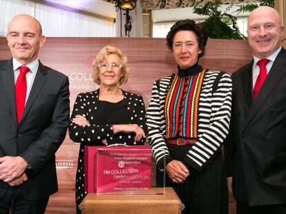 La alcaldesa de Madrid, Manuela Carmena, y la responsable de Cultura de la Comunidad, Anunciada Fern&aacute;ndez de C&oacute;rdoba, junto a los ejecutivos de NH, Ram&oacute;n Aragon&eacute;s y Hugo Rovira, en la presentaci&oacute;n del NH Collection Suecia.