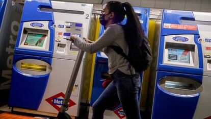 Una mujer entra con un patinete eléctrico a la estación de Ciudad Lineal del metro de Madrid, el 21 de septiembre de 2020.