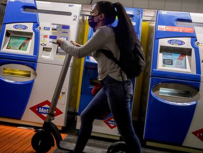Una mujer entra con un patinete eléctrico a la estación de Ciudad Lineal del metro de Madrid, el 21 de septiembre de 2020.