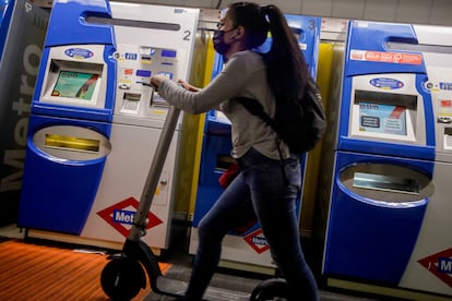 Una mujer entra con un patinete eléctrico a la estación de Ciudad Lineal del metro de Madrid, el 21 de septiembre de 2020.