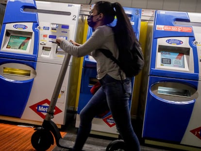 Una mujer entra con un patinete eléctrico a la estación de Ciudad Lineal del metro de Madrid, el 21 de septiembre de 2020.