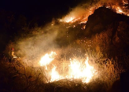 Bomberos intentan extinguir las llamas de un incendio declarado cerca de Azusa en California (Estados Unidos), 16 de enero de 2014.