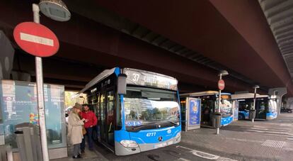 Varios autobuses de la EMT paran para recoger y dejar viajeros el pasado 20 noviembre.