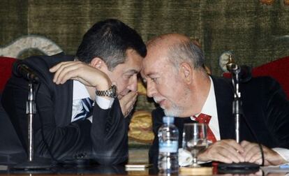 Miguel Valor (derecha) conversa con el vicealcalde Andrés Llorens en el pleno de ayer.
