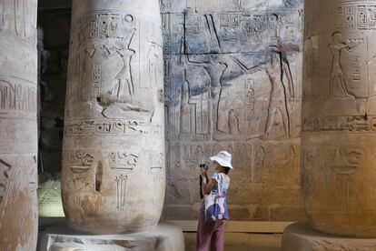 ABYDOS. A orillas del Nilo, como todas las grandes obras del Egipto faraónico, los templos del faraón Seti I, su hijo Ramsés II y el santuario de Osiris en Abydos, son un broche o una alternativa fascinante a una exploración de los famosísimos recintos arqueológicos de Karnak y Luxor, a unos 160 kilómetros al sudeste. Lo más probable, sobre todo en temporada fuera de vacaciones, es que el viajero visite los templos de Abydos —los principales, dedicados al faraón de ‘Los diez mandamientos’ y su padre, datan del siglo XIII antes de Cristo— casi en soledad, acompañados por una discreta escolta policial si se viene de la estación ferroviaria de Suhag o en taxi desde Luxor. El templo de Seti I es uno de los mejor y más completos conservados de todo el país y contiene siete capillas dedicadas a Osiris, Horus, Amón, Ra y otros dioses, y los jeroglíficos de sus muros aún muestran sus preciosos colores.