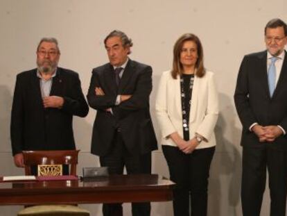 Los secretarios generales de CC OO, Ignacio Fernandez Toxo; UGT, Candido Mendez; CEOE, Juan Rosell  y Cepyme, Antoni Garamendi, junto a la ministra de Trabajo, Fatima B&aacute;&ntilde;ez, en presencia del presidente del Gobierno, Mariano Rajoy, tras la firma del &uacute;ltimo acuerdo en materia de empleo. 