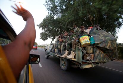 Una mujer da la bienvenida a las fuerzas regionales ECOWAS a su llegada a Bajun (Gambia).