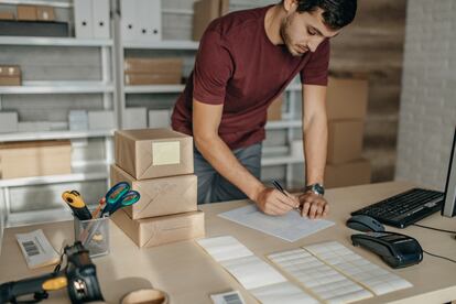 Un trabajador colocando etiquetas.