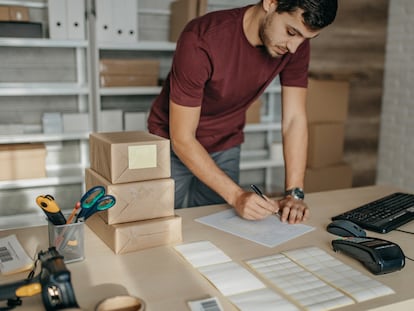 Un trabajador colocando etiquetas.