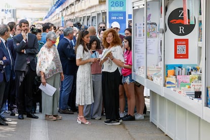 La reina Letizia con la librera Lola Larumbe en presencia de la directora de la Feria Eva Orúe y el ministro de Cultura Ernest Urtasun.