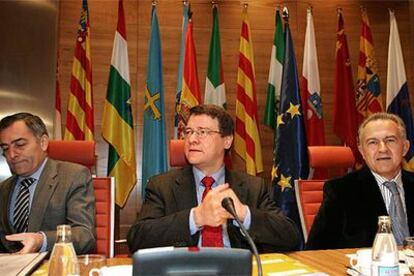 El ministro de Administraciones Públicas, Jordi Sevilla, en el centro, junto al secretario de Estado para la UE, Alberto Navarro (izquierda), y el secretario de Estado de Cooperación Territorial, José Luis Méndez.