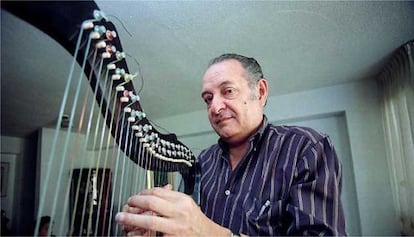 El músico venezolano Hugo Blanco tocando el arpa.