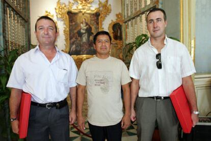 José Antonio Gómez, Francisco Tuanama y Emilio Fernández, ayer tras el homenaje en Alicante.