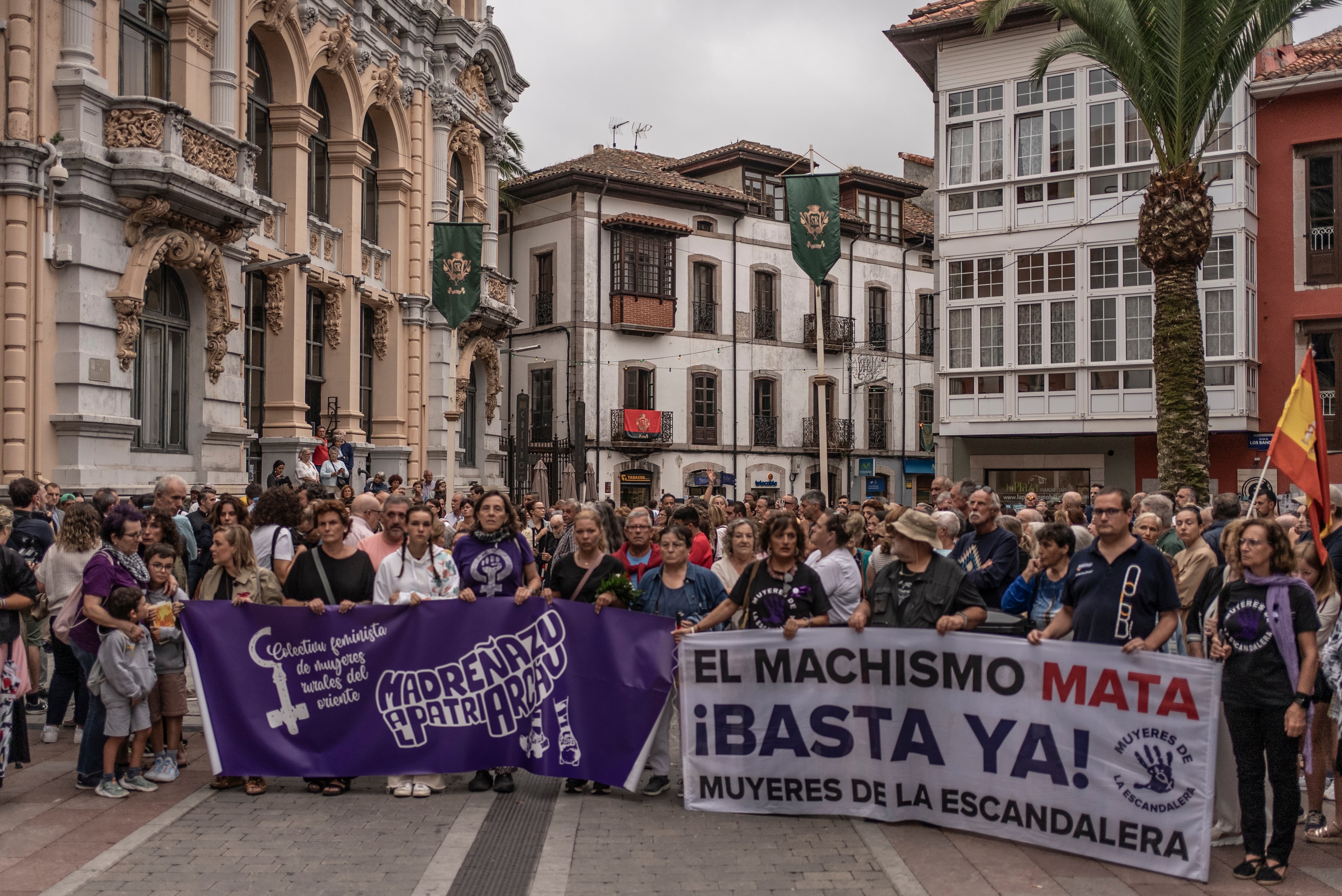 Algunas de las pancartas exhibidas durante una concentración en repulsa al asesinato machista cometido el 4 de Agosto en Llanes, Asturias.