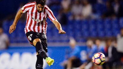 Ra&uacute;l Garc&iacute;a chuta para lograr el gol del triunfo del Athletic en Riazor.