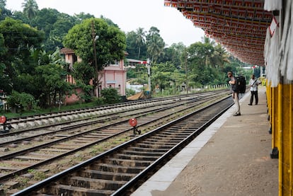 El explorador y orador Thor Pedersen, en 2023, en una estación de tren de Sri Lanka.