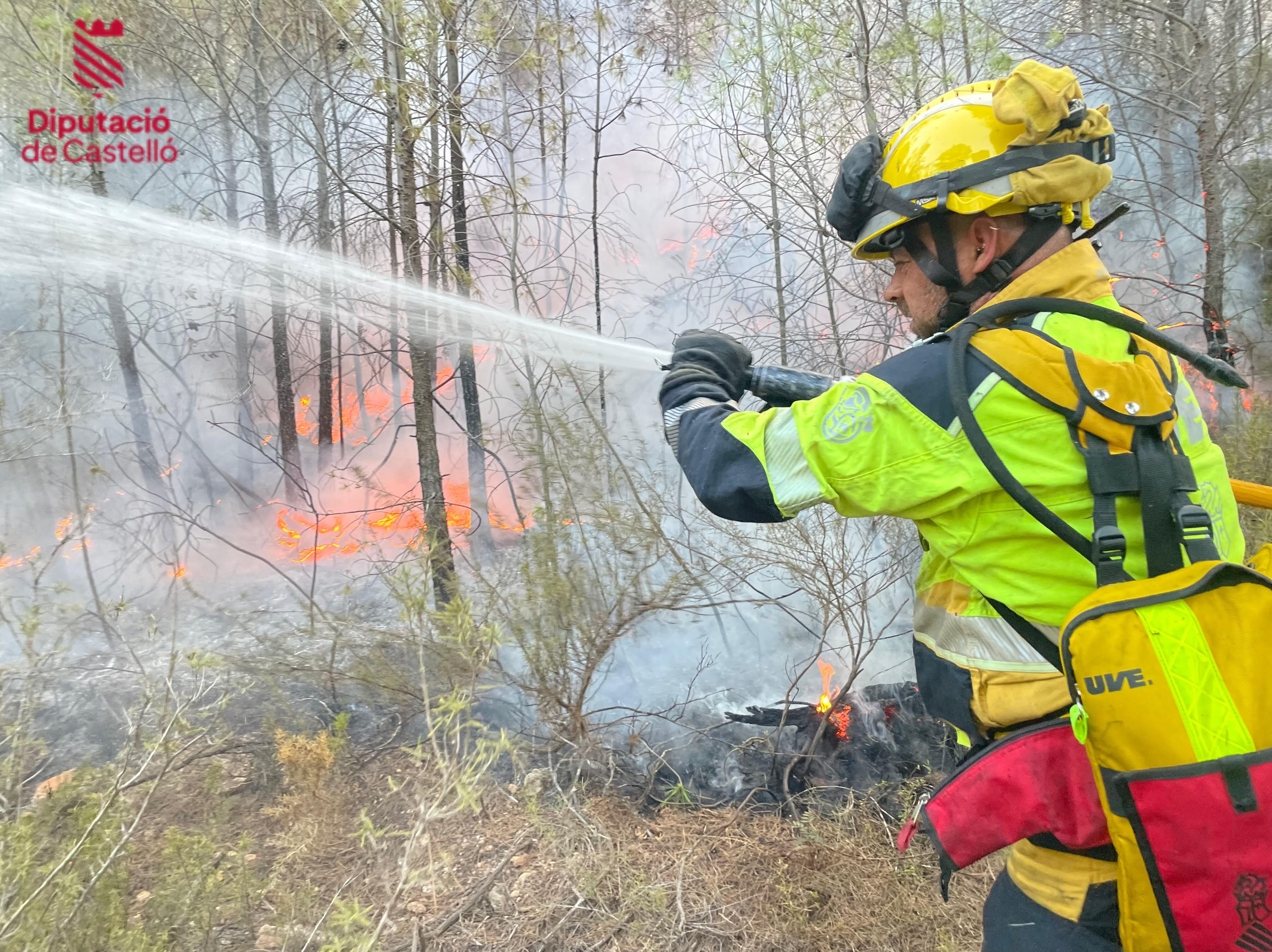 PortCastelló suspende el tráfico marítimo para facilitar la carga de agua para la extinción de un incendio en Benicàssim 