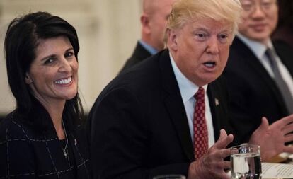 Trump com a embaixadora dos EUA para a ONU, Nikki Haley, na Casa Branca.