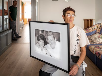 María Pilar Gómez sostiene una fotografía de su padre, Samuel Gómez Aceituno.